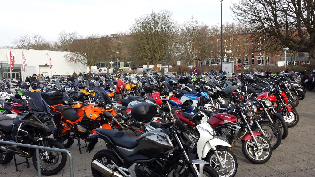 Motorradmesse Dortmund: Neuer Eingang und geschäftiger Samstag