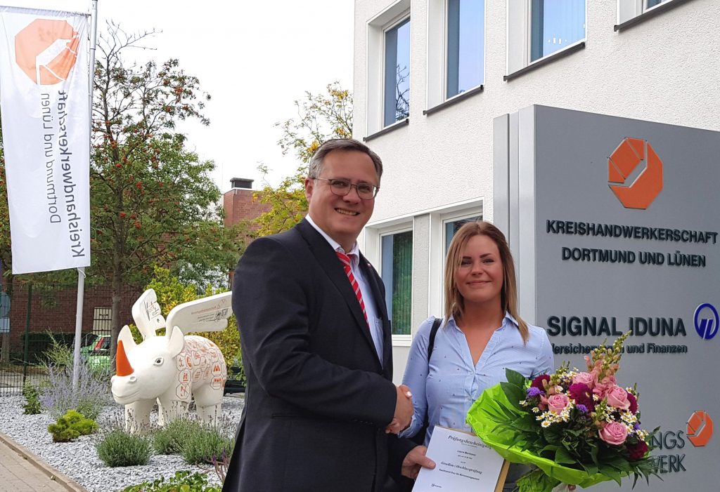 Hauptgeschäftsführer Joachim Susewind (links) überreichte Laura Bormann einen Blumenstrauß und gratulierte recht herzlich. Foto: Kreishandwerkerschaft