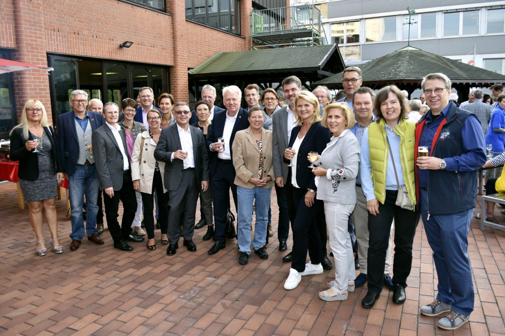 Bildzeile: Zahlreiche Gäste aus Politik, Gesellschaft und Handwerk waren der Einladung der Kreishandwerkerschaft zum Sommerfest gefolgt. Kreishandwerksmeister Dip.-Ing. Christian Sprenger (r.) und Lünens Stadthandwerksmeister Dipl.-Ing. Reiner Horstmann freuten sich unter anderen über den Besuch von Ullrich Sierau, Oberbürgermeister der Stadt Dortmund, Siegfried Störmer, Erster stellvertretender Bürgermeister der Stadt Lünen sowie von Bundestags- und Landtagsabgeordneten der Region. Foto: Kreishandwerkerschaft Dortmund und Lünen