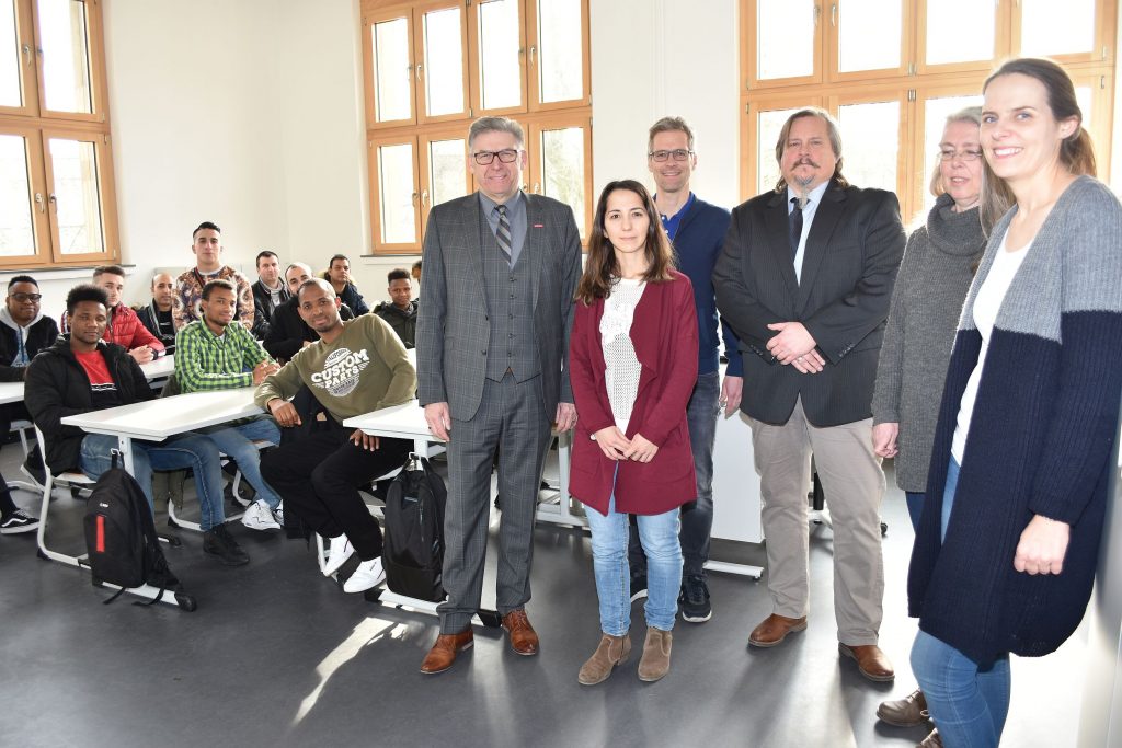 Start für die Sprachkurse im Fritz-Henßler-Berufskolleg mit (im Vordergrund v.l.) Volker Walters, Geschäftsführer der Gebäudereiniger-Innung Dortmund; Ausbilderin und Sprachlehrerin Derya Kilic; Abteilungsleiter A-GS Tim Fotschki; Obermeister der Gebäudereiniger-Innung Dortmund Kai-Gerhard Kullik; Dorothee Wiese (Bildungsgang Gebäudereiniger/-in ) und Anke Hammwöhner (Klassenlehrerin). Foto: Gebäudereiniger-Innung Dortmund