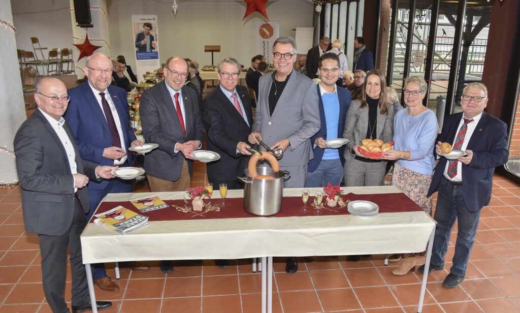 Viel Prominenz beim traditionellen Kartoffelsuppe-Essen: (v.l.), stv. Hauptgeschäftsführer der Kreishandwerkerschaft Dortmund und Lünen Ludgerus Niklas, Handwerkskammer-Präsident Berthold Schröder, 1. Vizepräsident des nordrhein-westfälischen Landtags Rainer Schmeltzer, Kreishandwerksmeister Christian Sprenger, Oberbürgermeister Thomas Westphal,  der Beigeordnete der Stadt Lünen Dr. Christian Klicki, Regionalgeschäftsführerin der IKK classic Claudia Baumeister, die Dortmunder Bürgermeisterin Ute Mais und der Dortmunder Bürgermeister Norbert Schilff. Foto: Kreishandwerkerschaft Dortmund und Lünen, Stefan Müller.